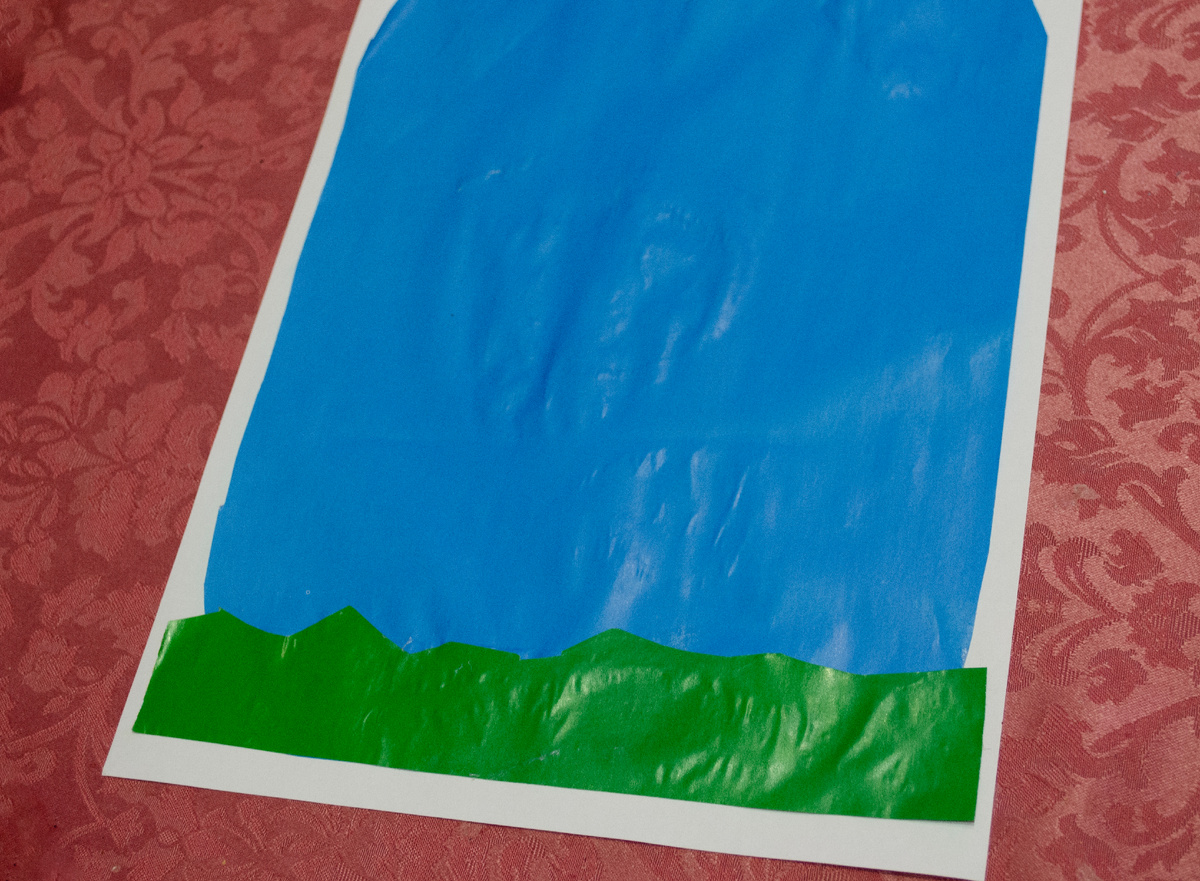 Неудачную я цветную бумагу купила в фикс-прайсе, уж больно тонкая, при наклеивании морщится и выглядит некрасиво(