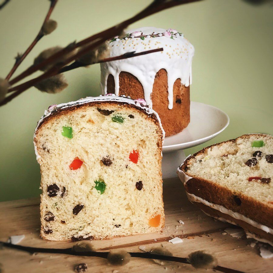 Кулич с изюмом и цукатами