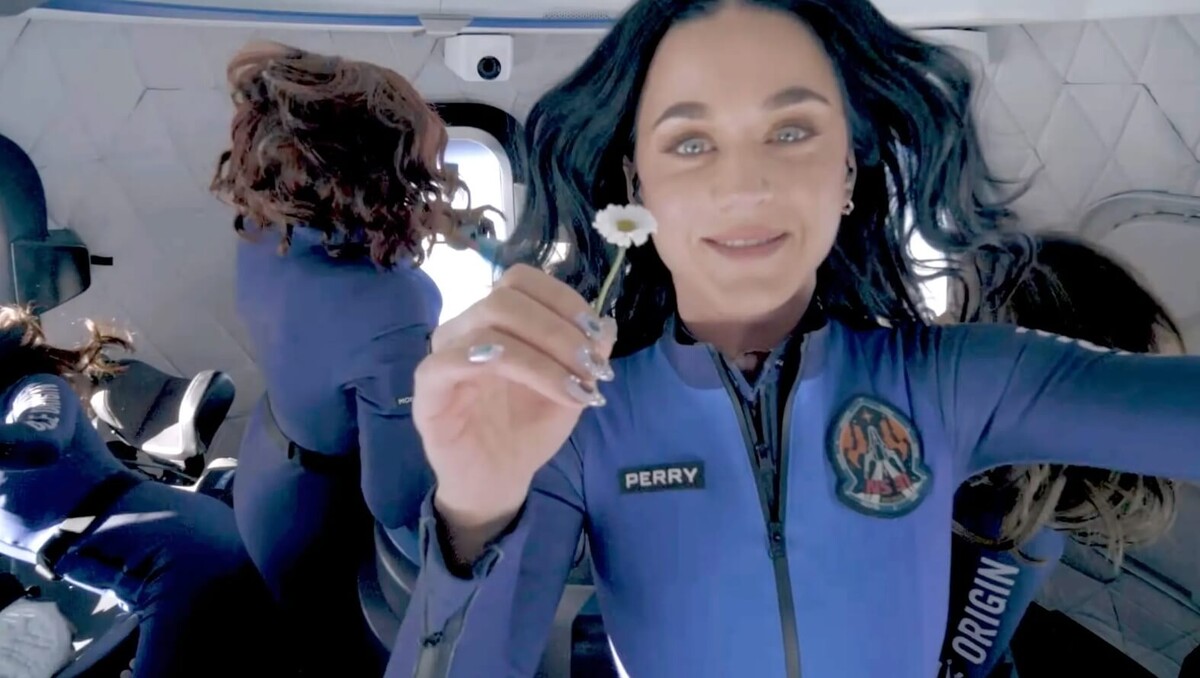    Кэти Перри внутри космического корабля Blue Origin. Источник изображения: nypost.com
