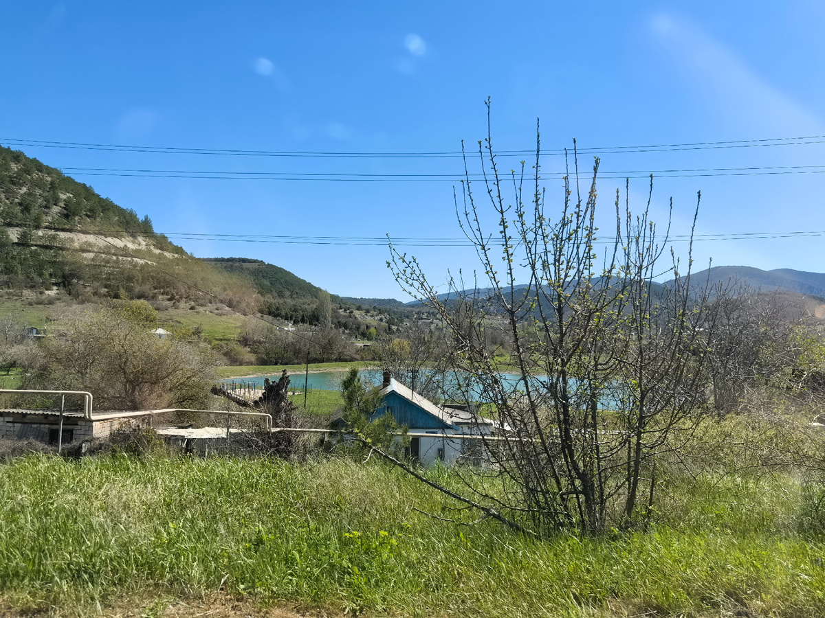 На фото получились пятна от отражения на стекле.