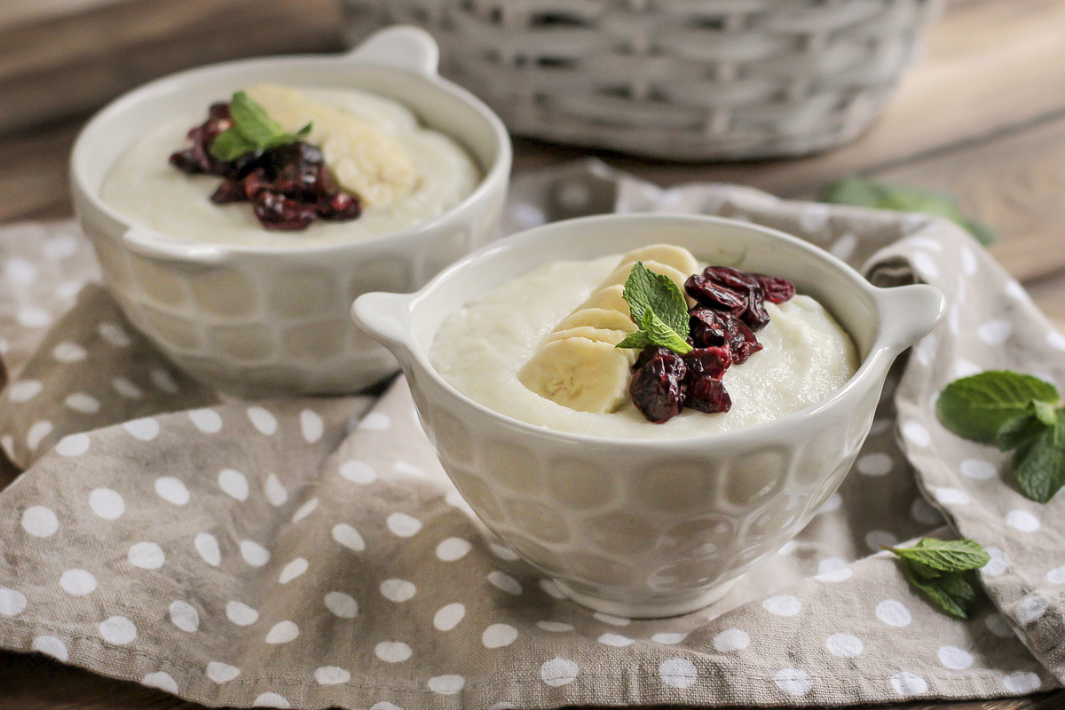 Манная каша “Чунга-чанга” на кокосовом молоке с бананом и клюквой