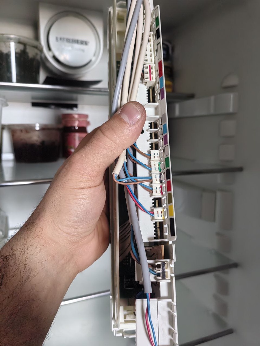 Блок холодильника Beko сгорел от скачка напряжения