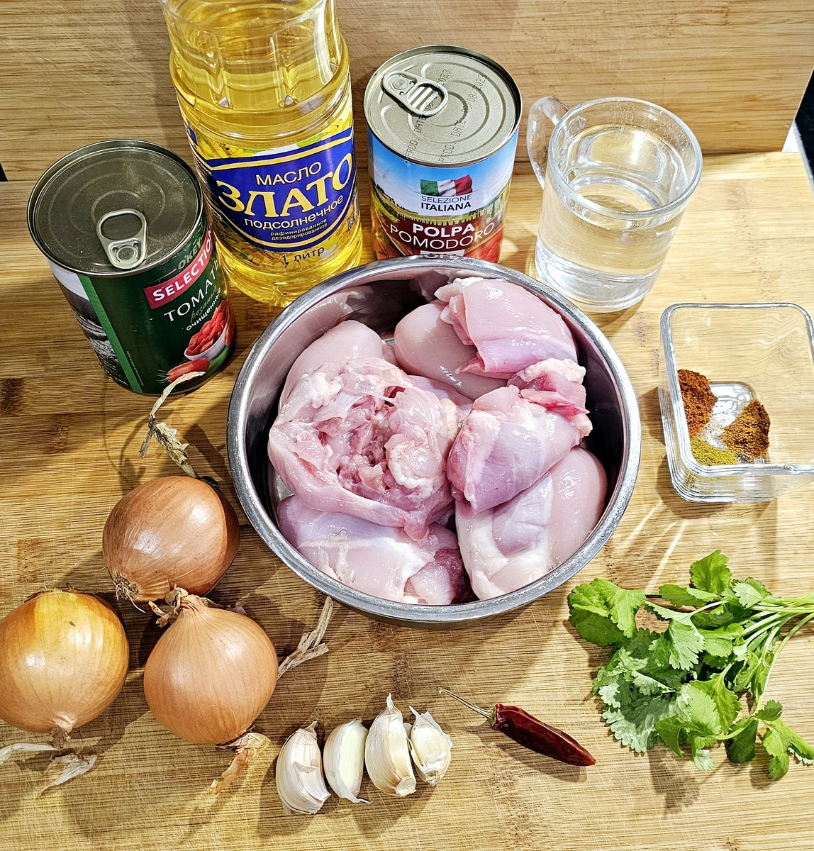 Мы любим острое, поэтому среди специй у нас присутствует как молотый острый перец, так и сушёный стручок перца "огонёк".