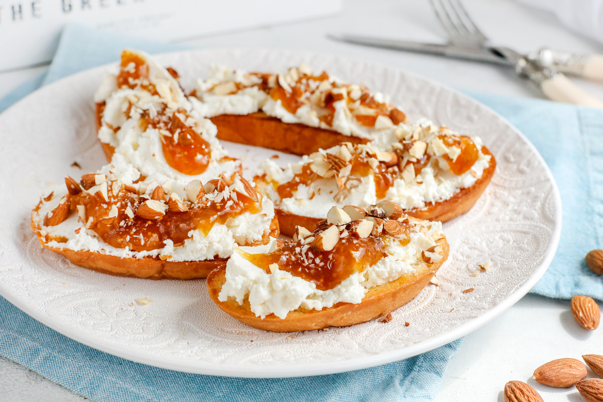 Бриошь с рикоттой, инжирным джемом и миндалём