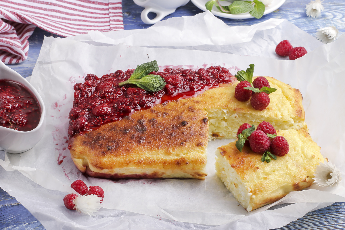 Творожная запеканка «Жизель» с малиной и мятой