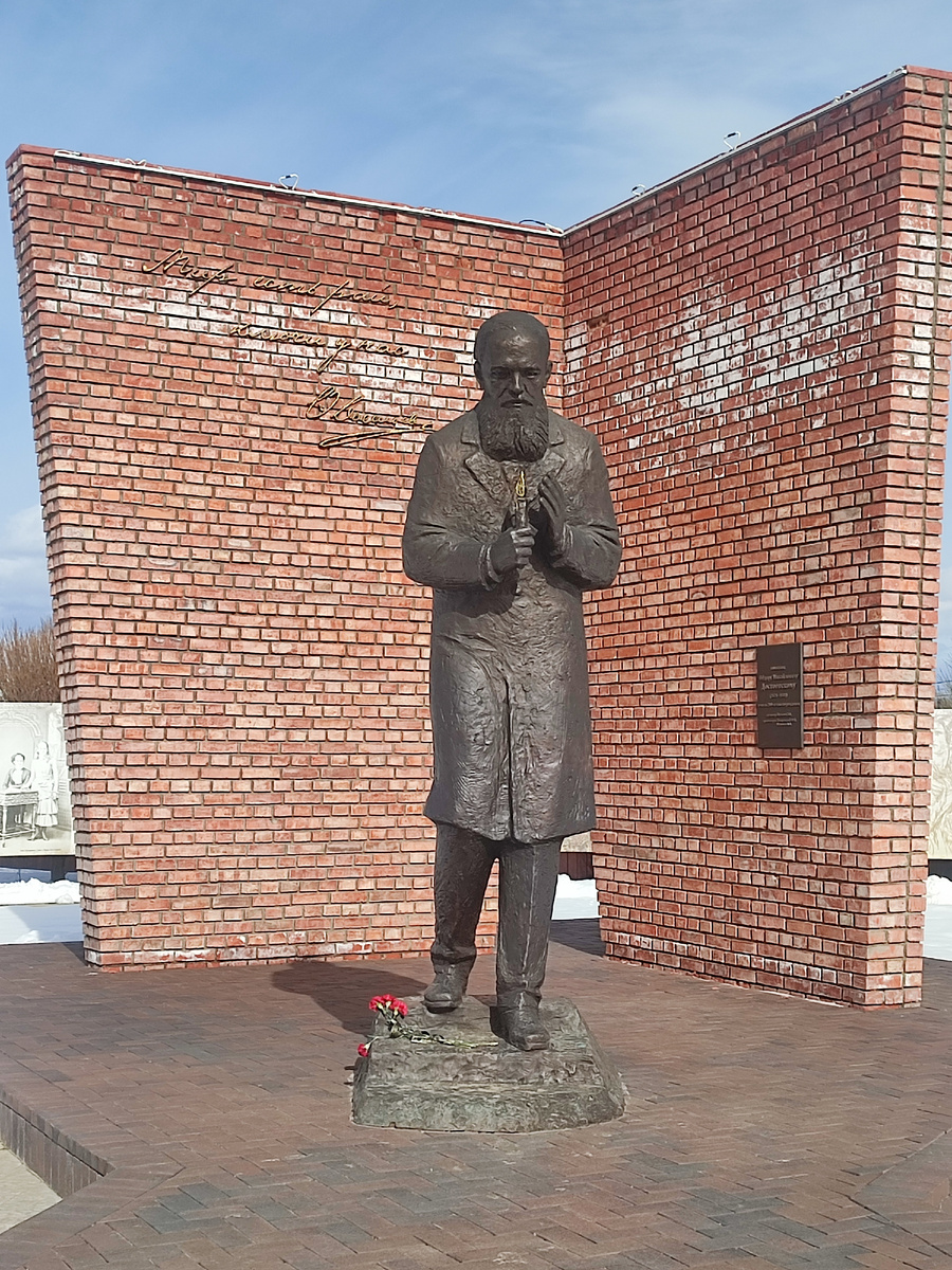 Вот такой Федор Михайлович, идущий со свечей. На стене надпись "Мир есть рай, ключи у нас".