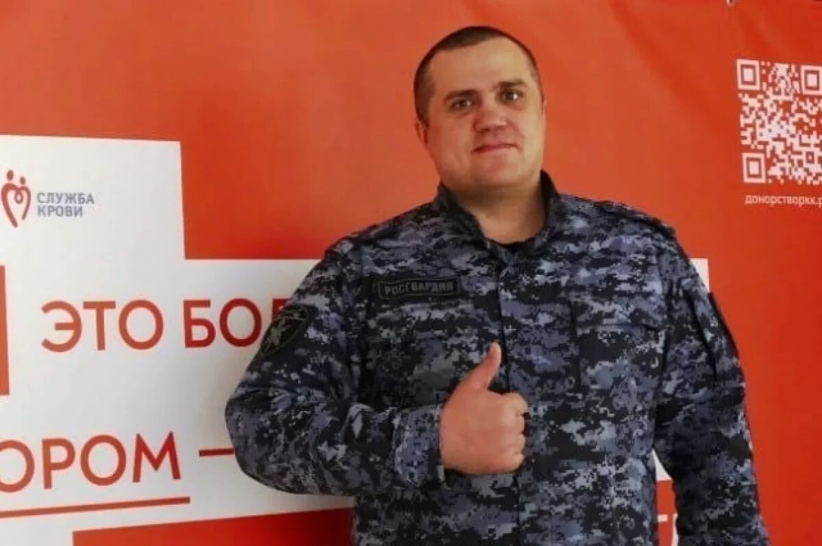    Томский росгвардеец получил звание Почетный донор за юбилейную сдачу крови