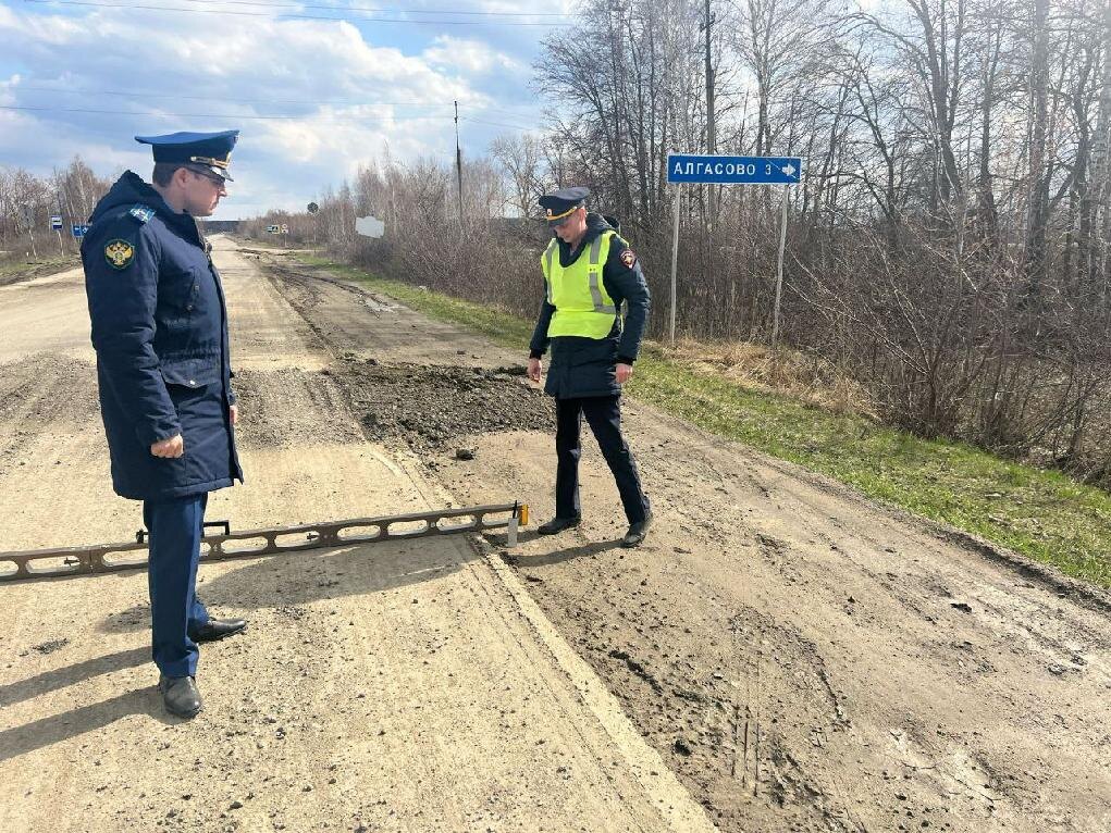 Местами асфальт дал просадку