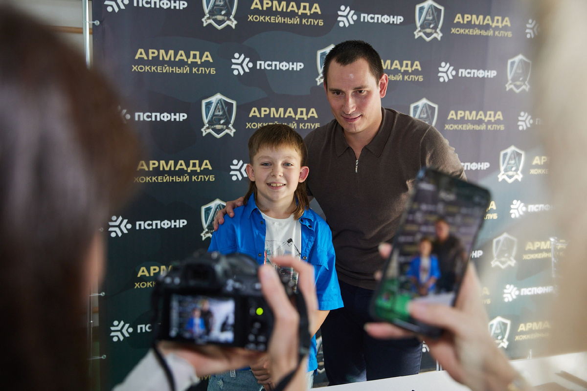 Автограф-сессия с хоккеистом Максимом Чудиновым на Дне открытых дверей в ХК "Армада"