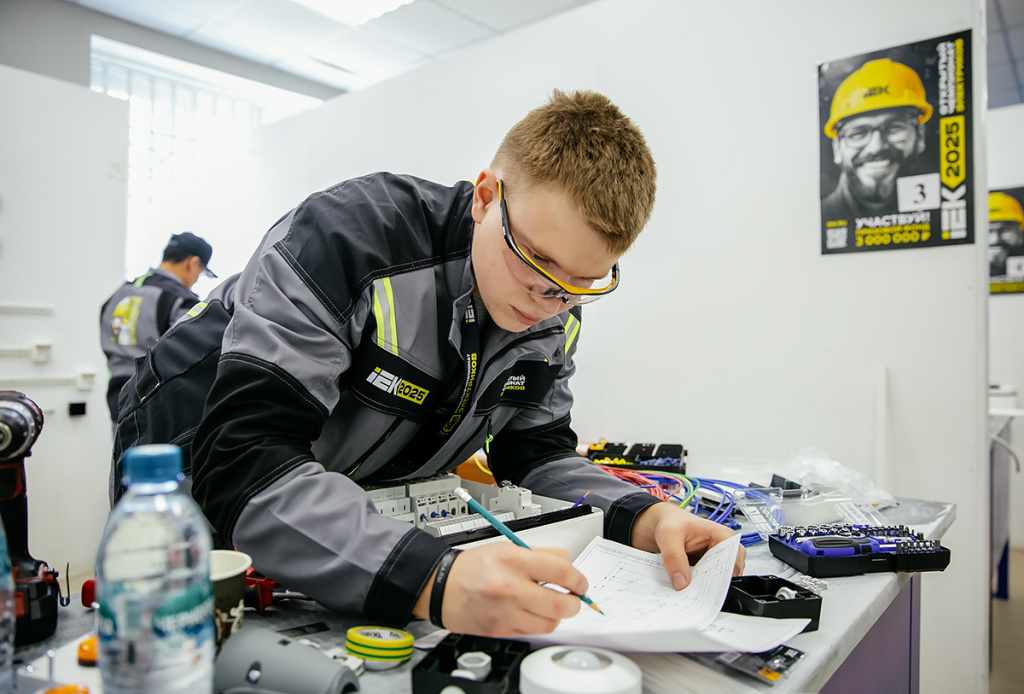 Новосибирский или всероссийский? Полуфинал Чемпионата электриков IEK — 2025 собрал специалистов из 12 регионов страны!
