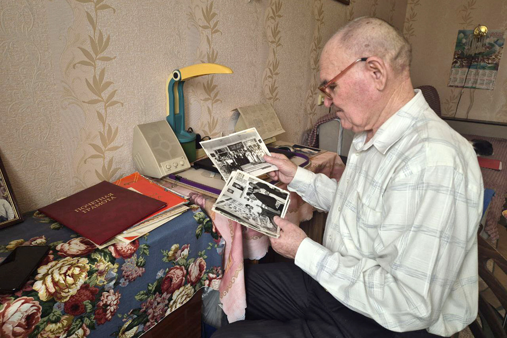    Каждую фотографию и грамоту Анатолий Николаевич бережно хранит. Фото: Из личного архива