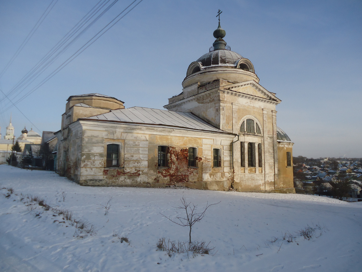 Церковь Воскресения Христова, построенная в 1779 году. На заднем плане видна колокольня Борисоглебского монастыря. Из архива автора.