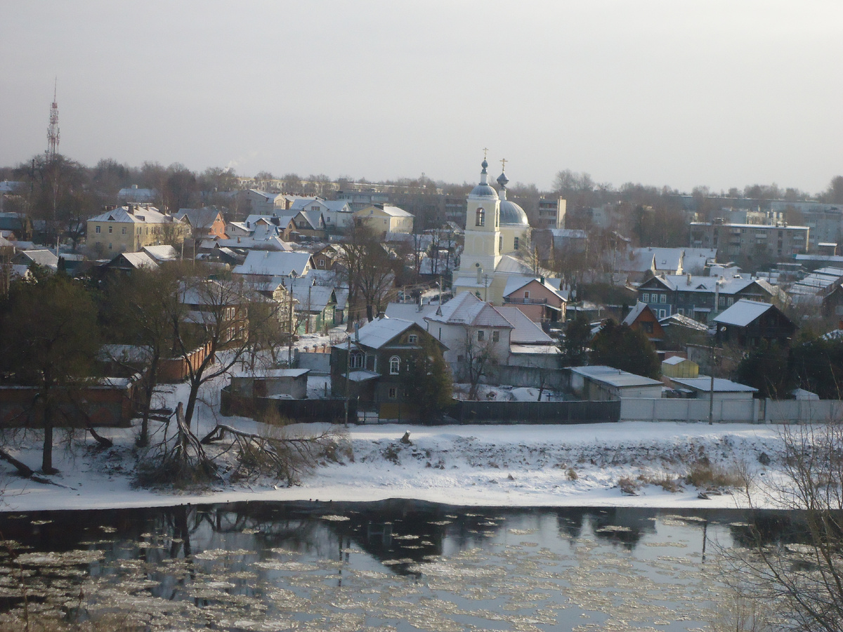 Вот такой замечательный вид открывался на противоположный берег реки Тверца от Воскресенской церкви. Из архива автора.