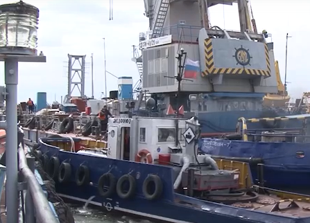     В Енисейском районе корабли освобождают от ледового плена