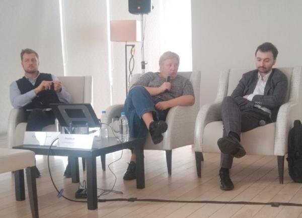 На фо­то сле­ва нап­ра­во: уп­рав­ляю­щий ди­рек­тор по циф­ро­вым ак­ти­вам ПАО "Мос­ков­ская бир­жа" Сер­гей Ха­ринов, ге­нераль­ный ди­рек­тор АО "Ре­гис­тра­тор­ское об­щес­тво "Ста­тус" Люд­ми­ла Ми­роно­ва, пар­тнер Lispenard Capital Дмит­рий Ко­пылов