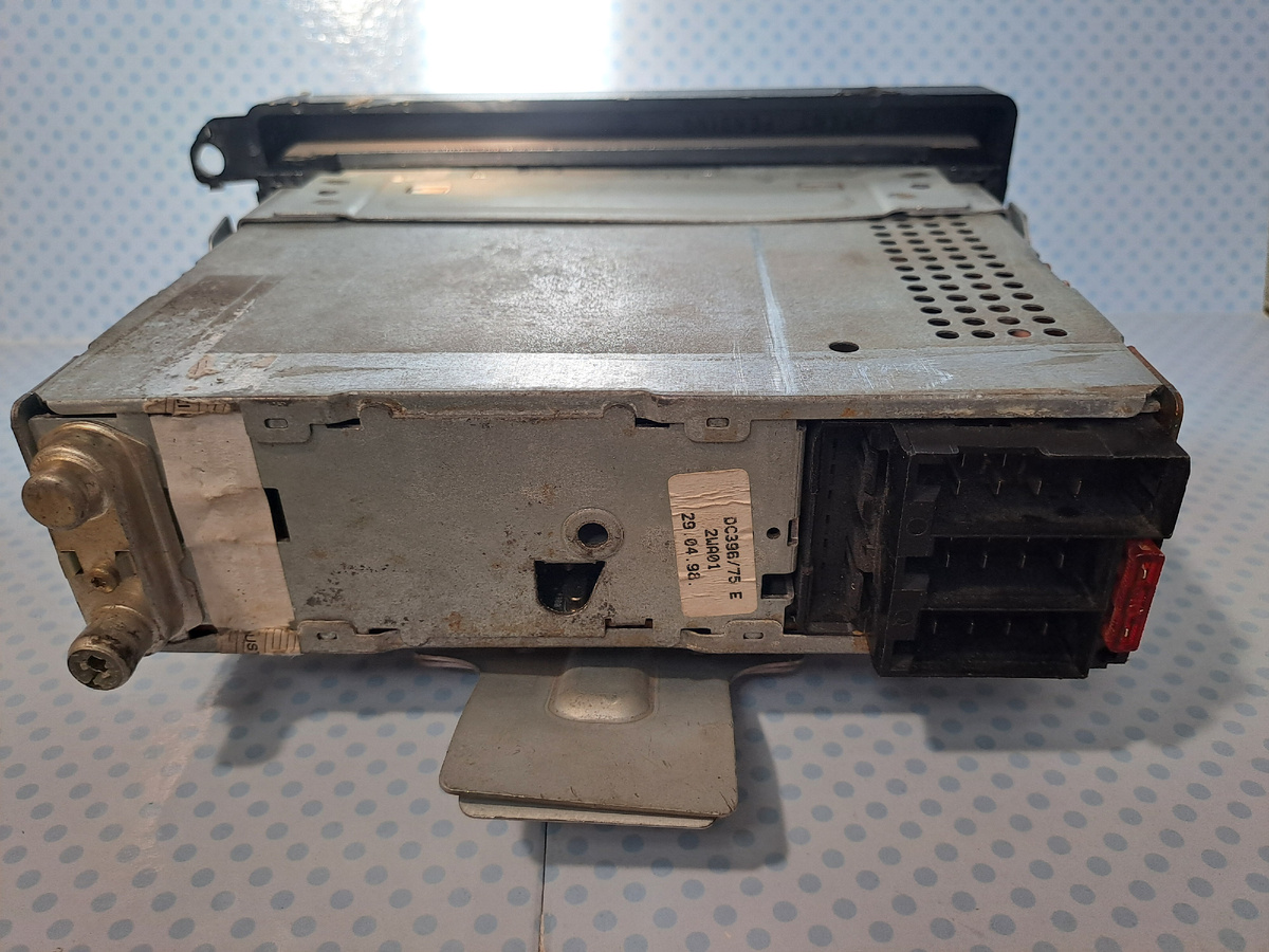 Старая магнитола от Опеля (вид сзади)