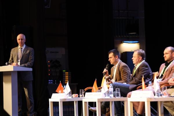 На фо­то с мик­ро­фоном: ру­ково­дитель клас­те­ра "Стра­тегия и но­вые тех­но­логии" АО "Се­вер­сталь-Ин­фо­ком" Вла­димир Си­доров. Smart Mining & Metals (фо­то ComNews)