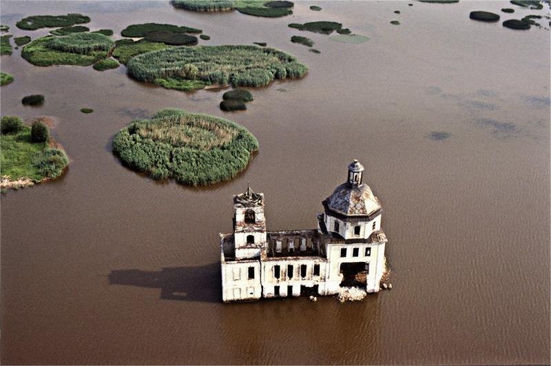 Затопленная церковь Рождества Христова в Крохино. Фото Александра Джуса. 1989 год