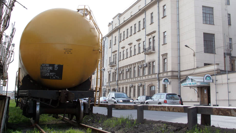 Здание ликеро-водочного завода "Ливиз" на Синопской набережной 56/58 и подъездные пути для цистерн со спиртом.📷Фото: Никита Инфантьев / Коммерсантъ