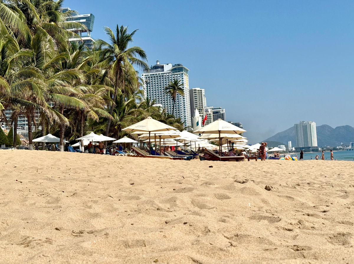 Фотографировала снизу, от уровня песка, в момент загара :)
