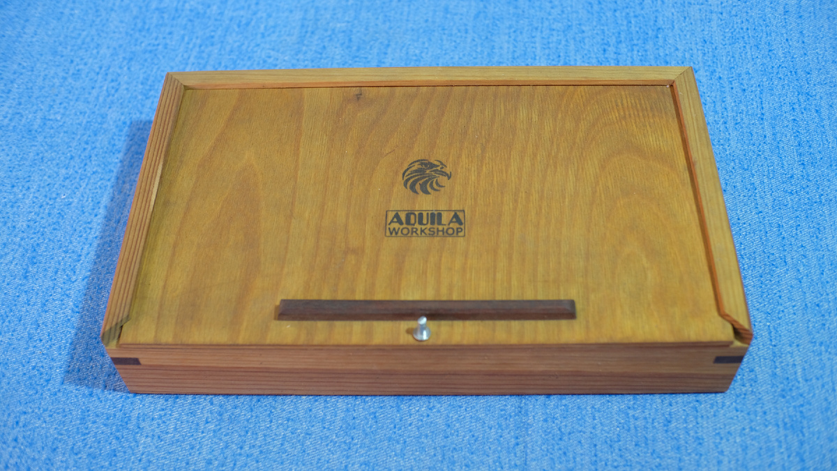 Сама коробка из сосны, верх и низ- фанера 4 мм