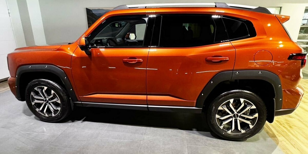 У дилеров появился новый кроссовер российского производства. Обзор новинки.