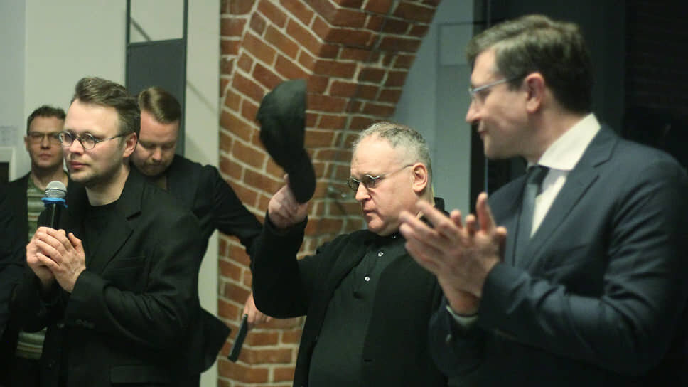 Церемония открытия. На снимке слева направо: заведующий центром современного искусства "Арсенал" Александр Комаров, совладелец галереи "Триумф" Дмитрий Ханкин и губернатор Нижегородской области Глеб Никитин.📷Фото: Роман Яровицын / Коммерсантъ