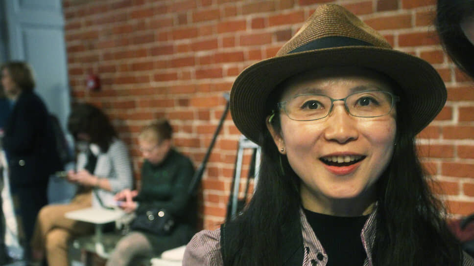 Корейская художница Ким Сун Им также приняла участие в выставке "Земное/Планетарное".📷Фото: Роман Яровицын / Коммерсантъ