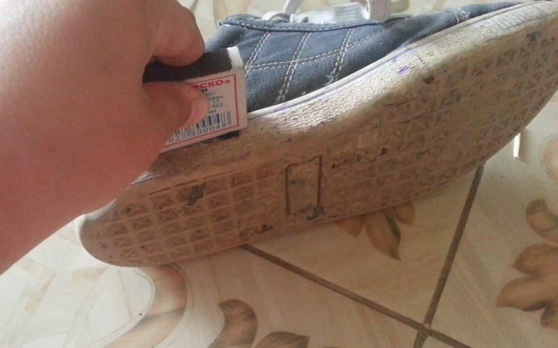 Вот так к расплавленному фильтру надо было прижать коробок. Спасибо тебе, автор по имени Alex, за то, что ты разместил на сайте "Лучшие самоделки" инструкцию с фотографиями о том, как сделать "тёрку" для спичек на обуви. И мне не пришлось делать свои фотографии. Фото с сайта http://bestdiy.ru/kak-sdelat-terku-dlya-spichek-iz-filtra-ot-sigarety.html