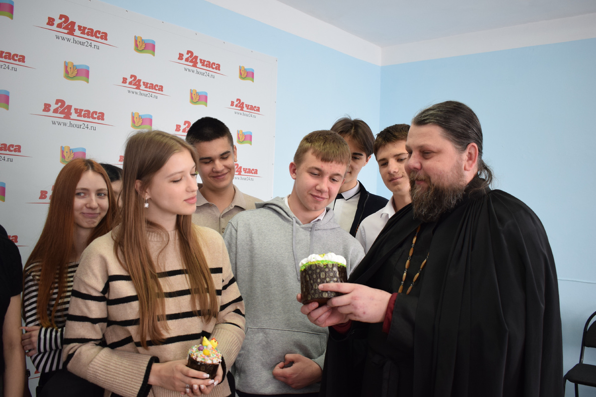 Отец Антоний рассказал ребятам о пасхальных традициях.