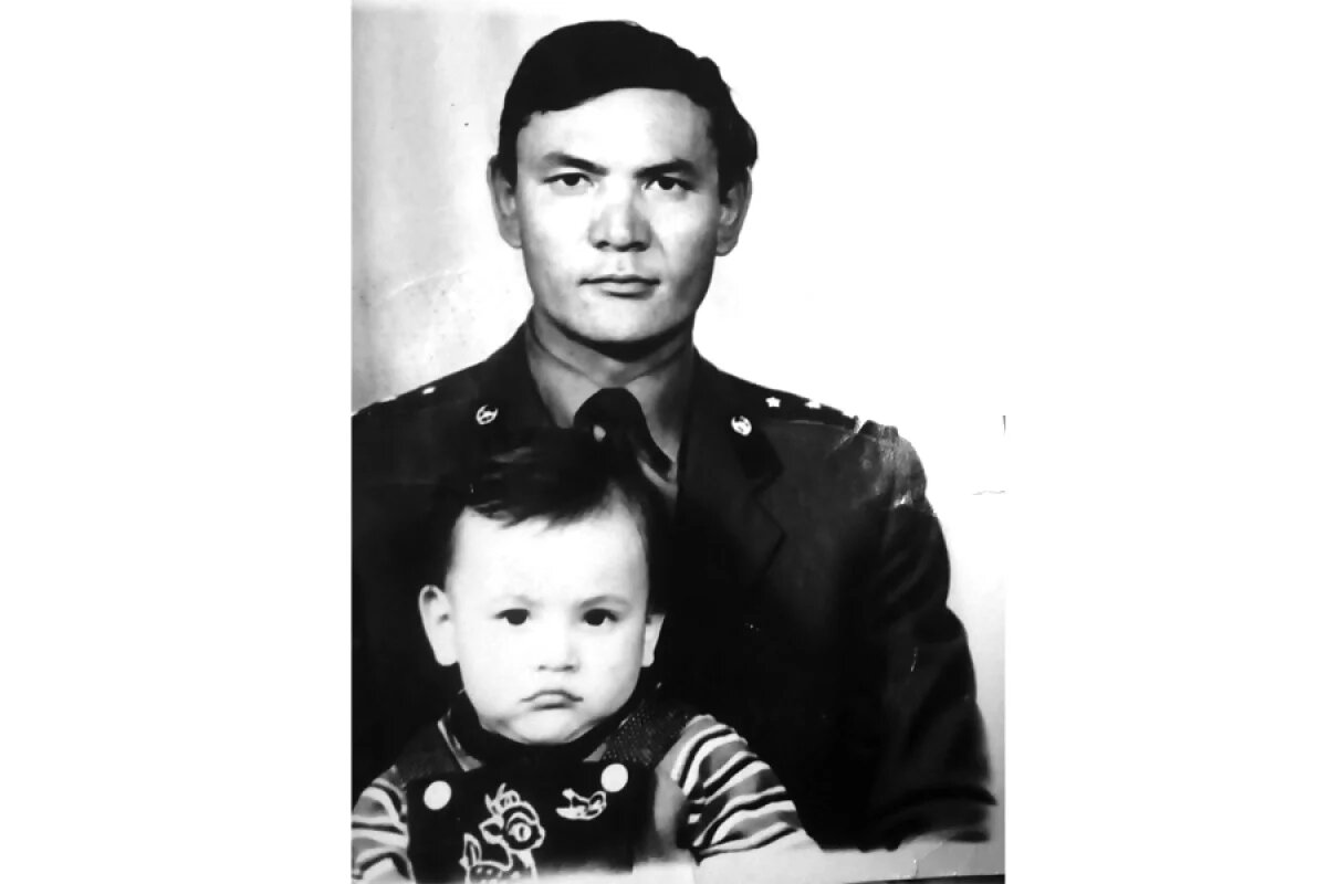    Бямба Цэрэндаш с сыном Денисом в годы офицерской службы в монгольской армии.