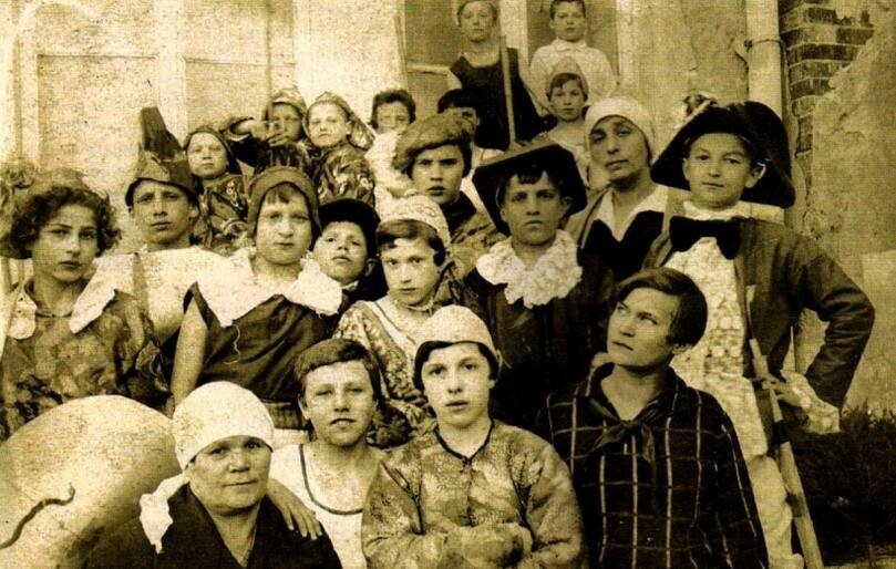 Георгий Вицин в школьном кружке, крайний справа