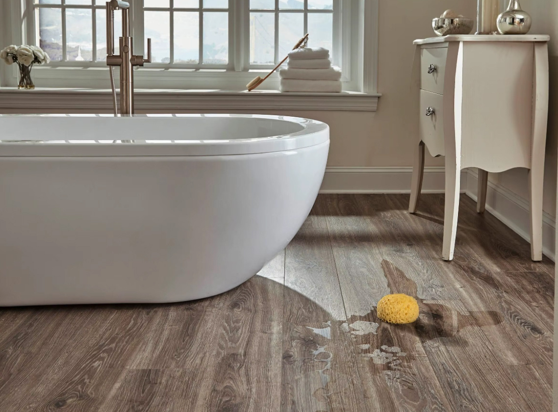 Кварцвинил  в ванной лучше всего делать только в частном доме, а не квартире