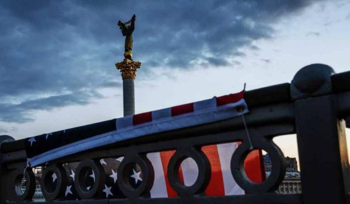     Флаг США в Киеве. Источник: ria.ru Автор фото: Nariman El-Mofty