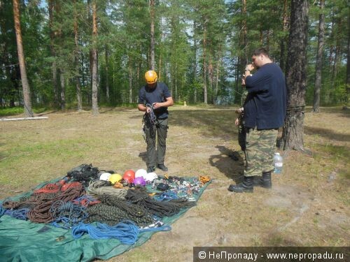 Процесс навески веревочного городка.
