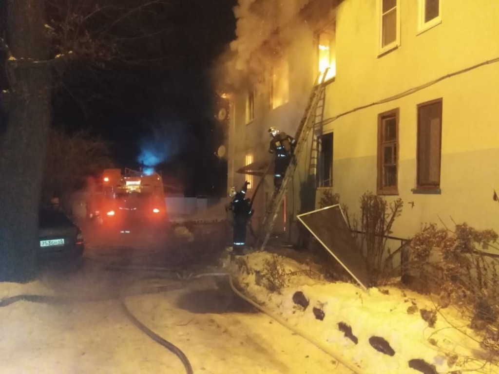 Старый дом с деревянными перекрытиями вспыхнул как спичка