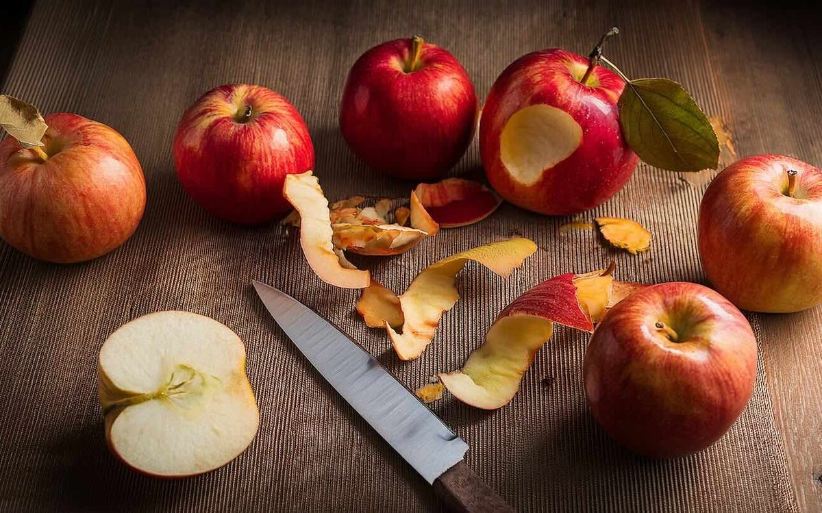 Не выбрасывайте яблочную кожуру: узнайте 3 способа, как она может пригодиться в хозяйстве / 
Фото: Pogovorim.by
