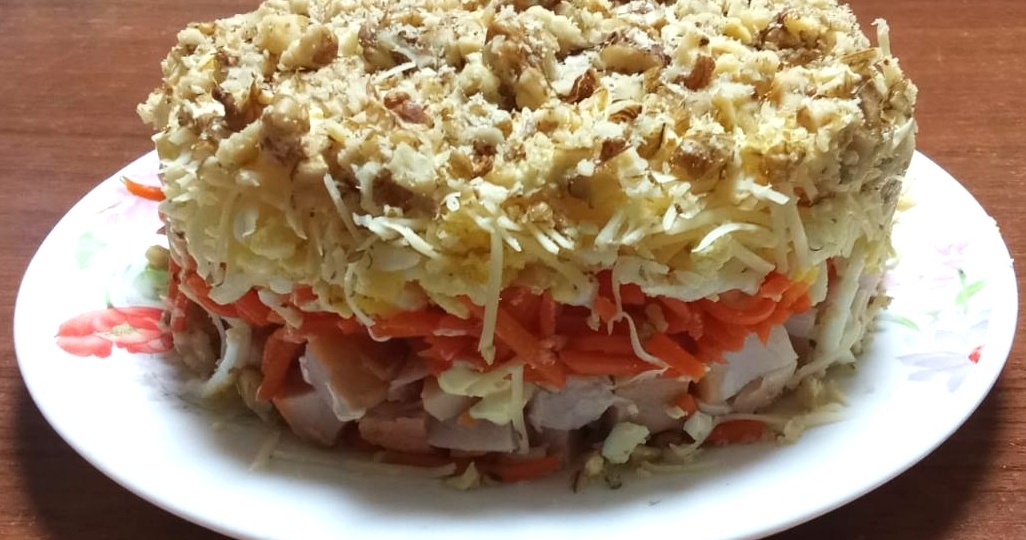 Нежный салат с копченой курицей и орехами — мой любимый праздничный рецепт!