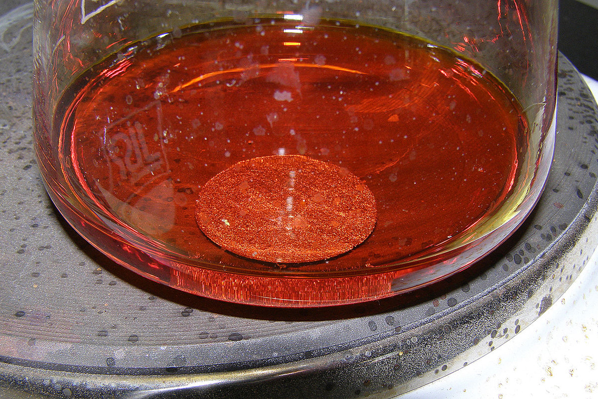 Andres Punning / CC 3.0 / Wikimedia Commons📷С научной точки зрения «царская водка» — это раствор, состоящий из двух компонентов — азотной кислоты (HCl) и соляной кислоты (HNO3)