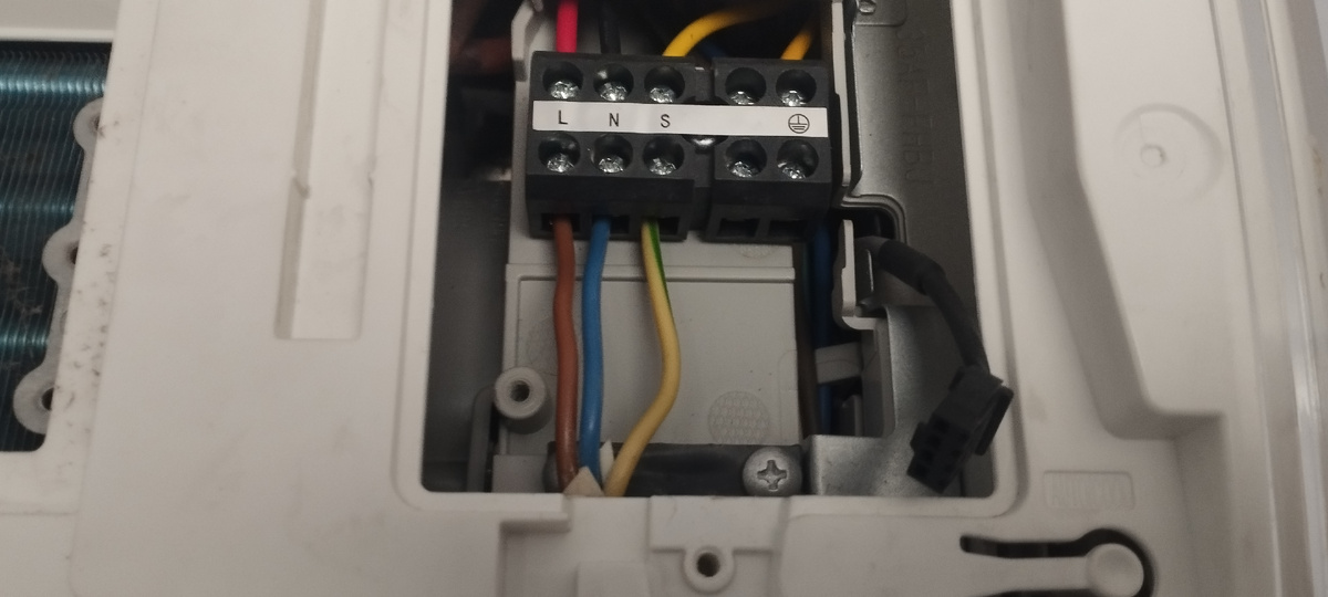 Во всех четырех системах заземление отсутствует, заложен 3-х жильный провод ПВС. Про отсутствие наконечников НШВИ даже несерьезно упоминать.