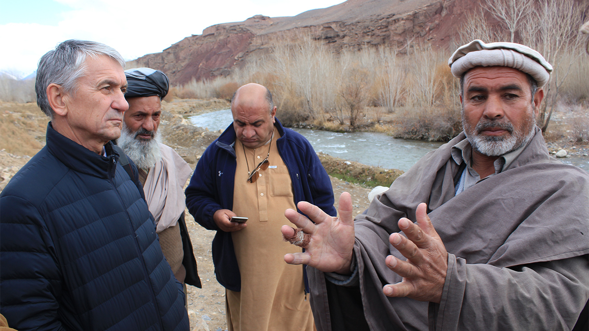 Лаврентьев Александр Владимирович (слева) - полковник в отставке, член межведомственной комиссии по военнопленным, интернированным и пропавшим без вести в одной из экспедиций в Афганистан (провинция Бамиан)
