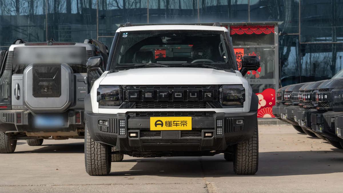 JETOUR T2 2024 4х4 в белом цвете вид спереди