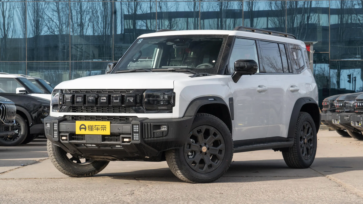 JETOUR T2 2024 4х4 в белом цвете вид спереди 