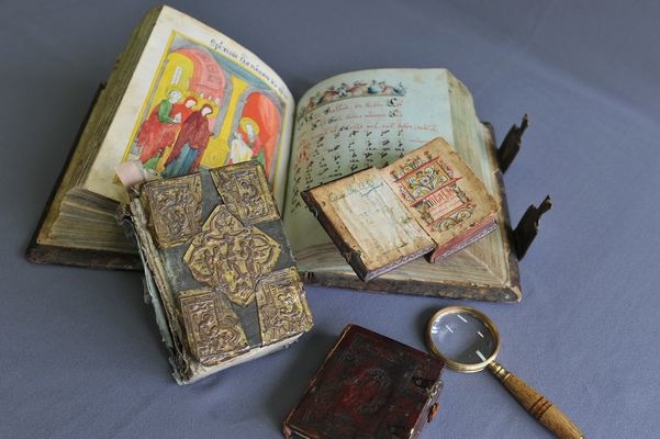 СОУНБ. Праздники певчие [Рукопись] : на крюковых нотах : поморский полуустав. — [Б. м. : б. г.], 1814. — 233 л. : ил. ; 4°. — С 2 застежками; 11 красоч. миниатюр, рамки, заставки на синеватой бумаге.