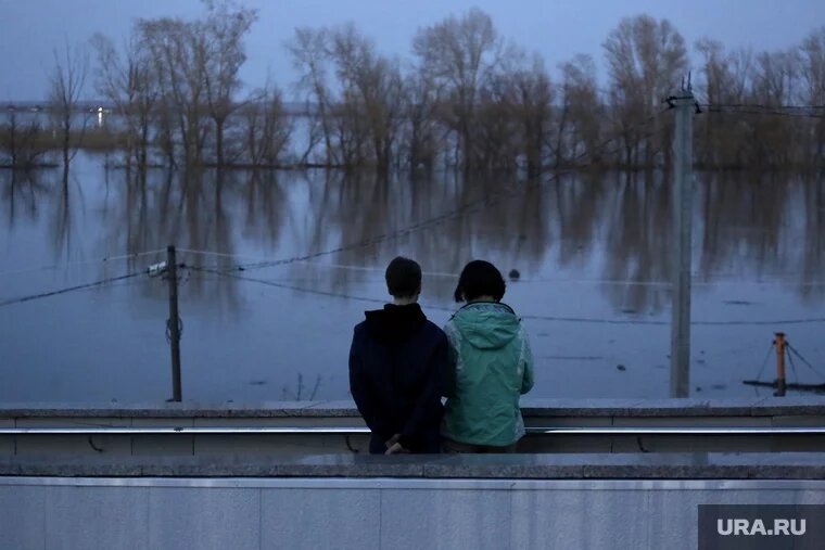 Вода отрезала деревню от большой земли, но не угрожает домам (архивное фото). Фото: Денис Моргунов © URA.RU