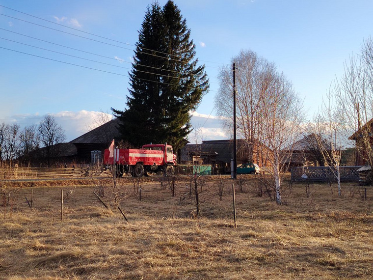 На всякий случай в деревне дежурит пожарная машина. Фото: читатель URA.RU