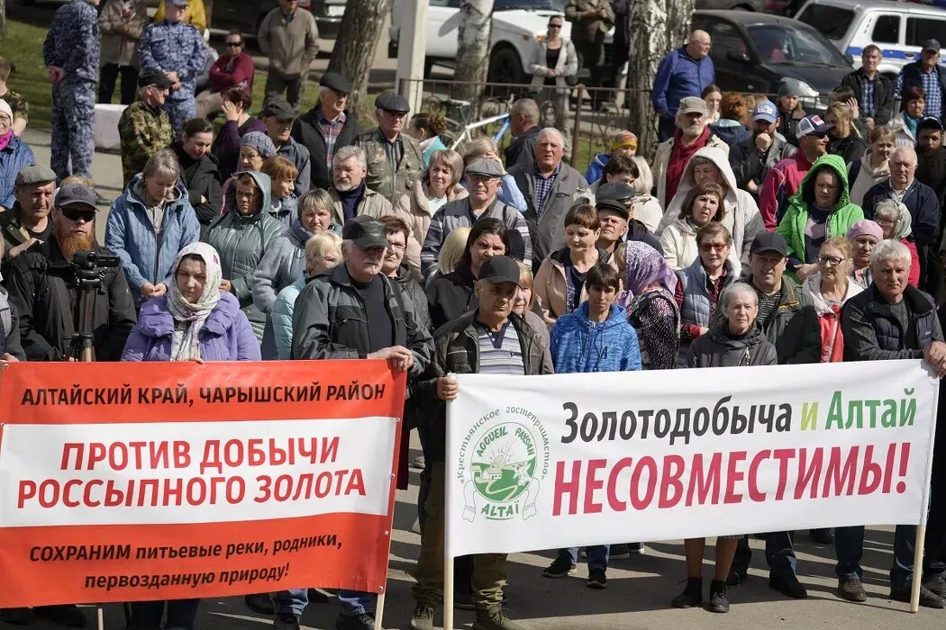   Чарышане слева. На митинге было много неравнодушных людей самого разного возраста и из почти всех соседних районов. Все мои фото их наших СМИ.