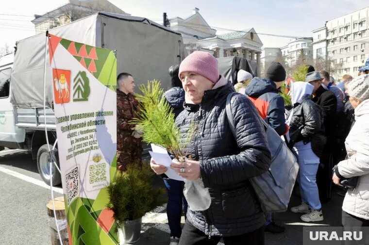 Очередь за бесплатными саженцами появилась за час до запланированного начала. Фото: Вадим Ахметов © URA.RU