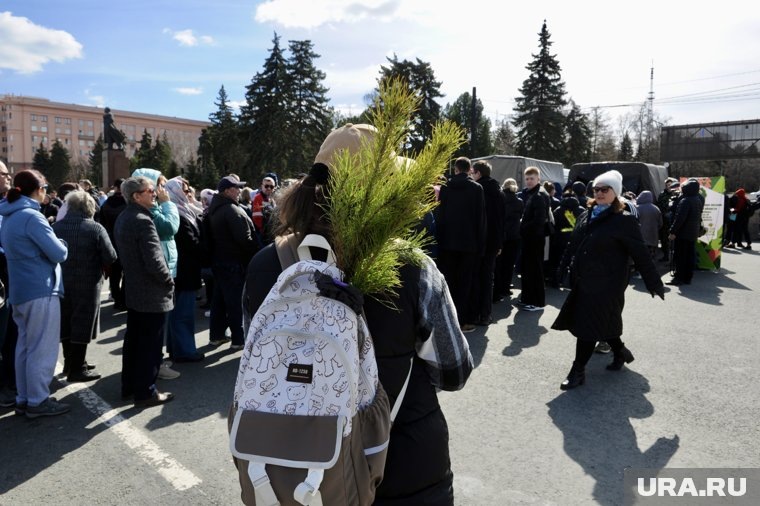 Акция была запланирована на 12:00, но началась на час раньше из-за большого скопления желающих. Фото: Вадим Ахметов © URA.RU