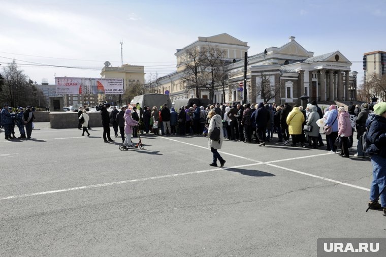 Очередь выстроилась в несколько колон. Фото: Вадим Ахметов © URA.RU